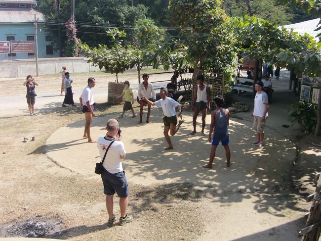 船着場方面にぶらぶらと戻って行くと、、、<br /><br />セパタクローをやっている。<br />なんか、後ろ向きにやったり、フェイント掛けたりと結構激しいもんだ。