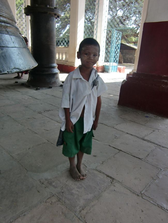 ここでもまわりで子供たちが遊んでいる。