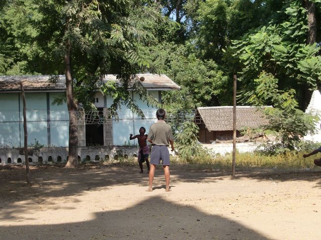 ぶらぶらと涼しいところを探して、ちいさなパヤーの裏に来ると、こっちでは対戦型？のセパタクローだ。<br /><br />手前のこの方がうまいらしい。