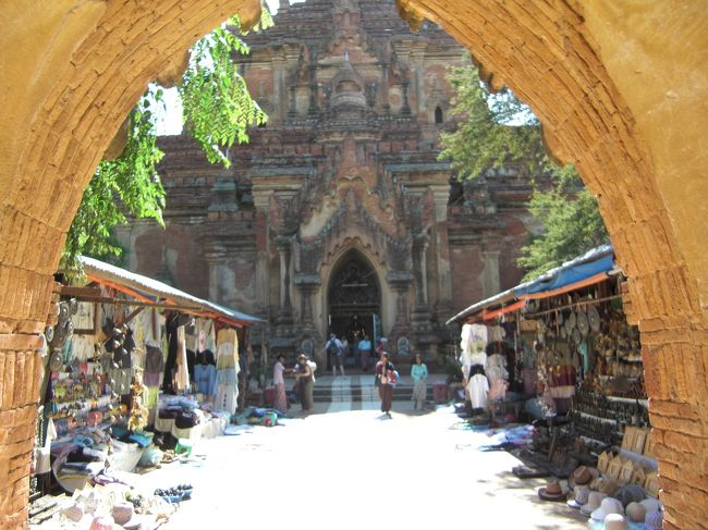 どこの寺院も門をくぐるとお土産屋さんが並んでいて、結構声を掛けられますが、強く言うとすぐ引いてしまいます。ここら辺がミャンマー人の人の良さだと思います。