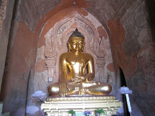 寺院の中は四角形の回廊があり、各回廊の中心には仏像が納められています。１１〜１３世紀に建てられたバガンの寺院の仏像には、改築されて本来の仏像が残っているものと新しく建て直した仏像の２種類がありますが、容易に区別はつきません。