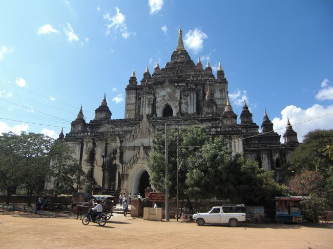 タビィニュ寺院は６５ｍあるバガンで一番高い寺院。色が白い寺院のほうが比較的新しく建てられた寺院とのことです。