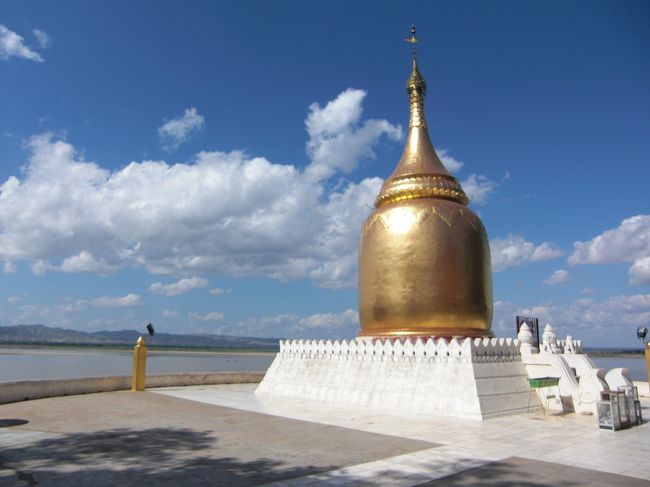 ブーバヤーパヤーはイワラジ河湖畔に立つ仏塔で、爽やかな風がそそがれています。１９７５年の地震で下に落下したとのことです。ここだけでなく、寺院や仏塔は地震の被害を受けて、補修を受けています。ミャンマーで地震というと結構以外に感じます。<br />朝早く疲れていたせいか、１時間ぐらい昼寝しちゃいました。