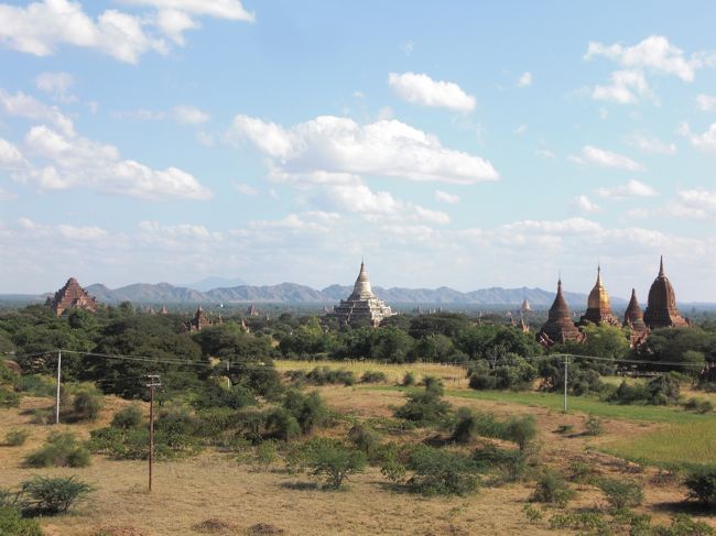 名もなき寺院や仏塔も含めて、無数に建てられています。１１〜１３世紀の間だけに建てたので、かなりの財政負担となっていたはずです。今は畑となってしまった荒野に、昔は多くの住民が生活しており、村周辺に小さい寺院をどんどん建てていったいのでしょう。<br />現在のミャンマーでもどんなに田舎の村にも立派なバゴタが建っており、その信仰心の強さには驚かされます。