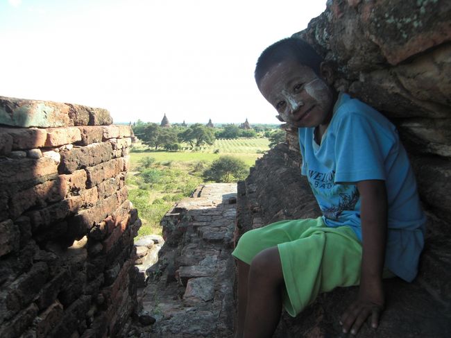 名もなき寺院の屋上に上らせてもらいました。その時案内してくれた少年です。寺院は２階、３階構造となっていますが、通路が狭いためかほとんど一般公開されていません。