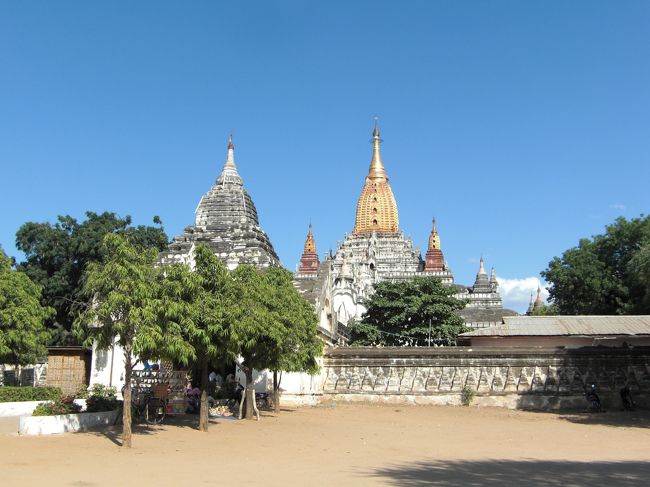 アーナンダ寺院はもっとも美しい寺院と言われています。ここら辺でバテテきました。