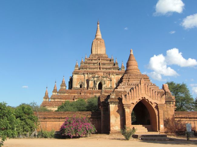 ダマヤンヂー寺院経由でスラマニ寺院まで到着。<br />ダート道にもうバテバテ、お土産屋さんで冷たいコーラを飲み干して生き返りました。乾燥しているためか、汗があまりでないため水分補給を誤りがちとなってこんな状態となるので十分注意してください。