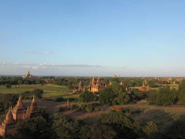 見渡す限りの荒野に寺院と仏塔が並んでいます。ここは絶景です。