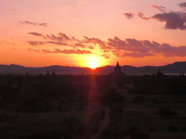 バガンの夕日です。めちゃくちゃ空が赤くなります。<br />この時期のミャンマーの夕日はとてもきれいで、空が真っ赤に染まります。私の中ではミャンマーと言えば夕日という印象が強く付いていしました。
