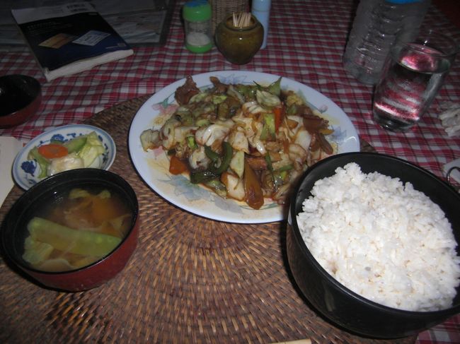 夕飯は日本食レストラン富士で肉野菜炒め定食３５００チャット。ご飯と野菜炒めはうまいが、味噌は日本味とは異なります。改めて気付いたのはキャベツ、ニンジン、インゲン、タケノコ、キクラゲ等々野菜の種類が豊富なこと。耕作面積が広く、野菜も米も豊富で自給率はとても高いのでしょう。世界の貧困国と位置付けれられていますが、外貨は稼げずとも食うにはあまり困らないのでしょう。