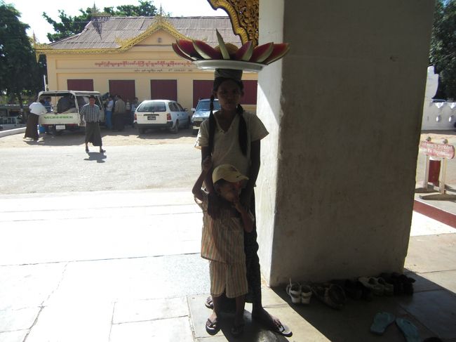 ママチャリをマウンテンバイクへ変更してレンタルグレードアップ！！！これでダートも段差もなんともない！<br />ということで宿近くのシュエズィーゴォンパヤーへ。売り子さんスゲー<br />