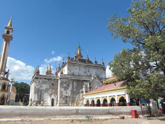 マヌーハ寺院は道沿いにあります。