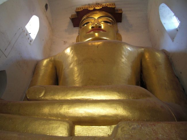 囚われの身となった鬱憤した気持ちを表すために狭い空間に仏像が納められているそうです。作るのが大変だったでしょうね・・・