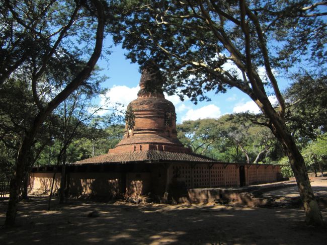 １１世紀初期に建てられたパヤーです。２０世紀までは上の塔の部分だけで下部分は埋まっていたそうです。