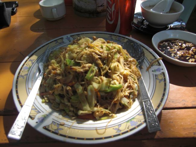 昼飯は屋台で汁無し麺とコーラ。どのレストランも人がいないので、一番人がいる地元の屋台へ入りました。