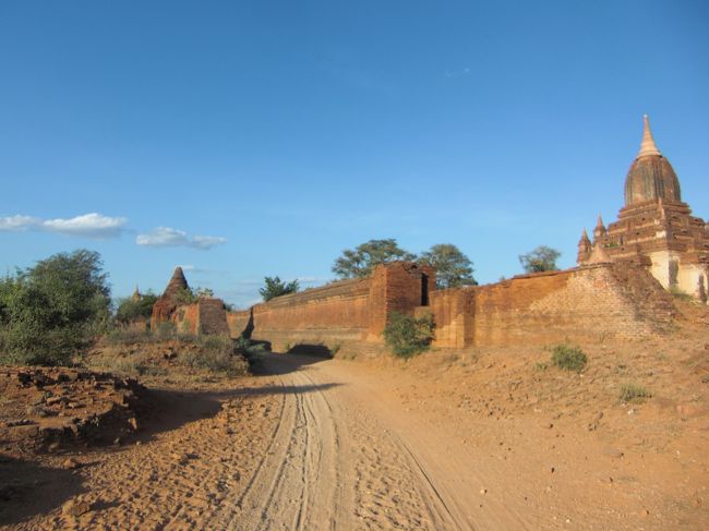 乾燥した地域を自転車で進みます。車も少なく、バゴタ以外何もありません。麦わら帽子は必需品です。