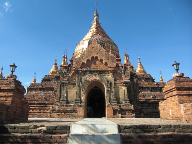 ダマヤッズィカパヤーは塔の金色部分とレンガの赤色のコントラストが映える美しいパヤーです。観光地とは少し離れているため、寂れた感じがします。