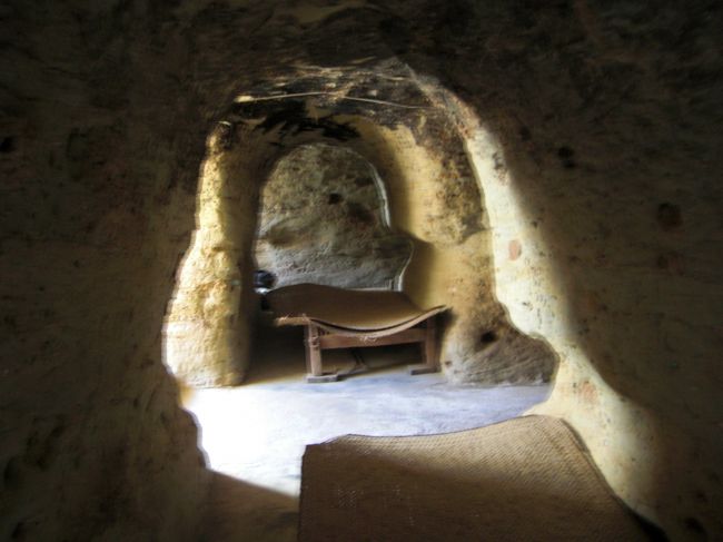 途中に名もわからない洞窟寺院を見学させてもらう。見学させてもらった少年にはお菓子を上げておきました。