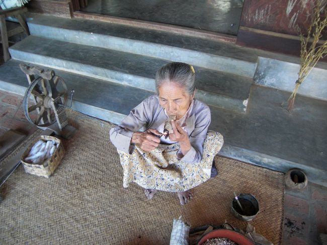 彼女のおばあちゃん。椰子の葉巻を吸ってヤンキー座りで怖いです。