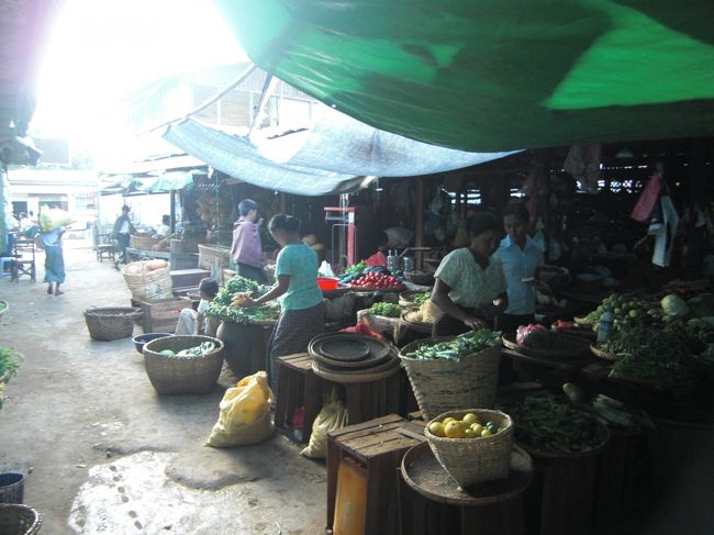 宿のある街ニャンウーへ戻ってきました。市場はもう店を閉め始めていました。野菜や魚はもちろん日常雑貨などが売っていますが、目ぼしいものはありませんでした。<br /><br />