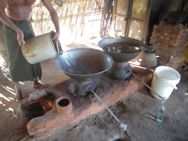 途中で椰子の木から飴を作っている農家に寄ってくれました。意外と原始的な作り方で、熱で水分を飛ばすだけです。