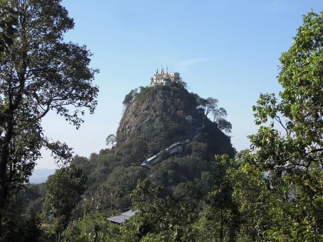 １時間半ぐらい走ると目指すポッパ山が見えてきました。ここはミャンマーの土着宗教であるナッ信仰の聖地だそうです。<br />ということで、岩に巻きついている道（階段？）を登っていきます。