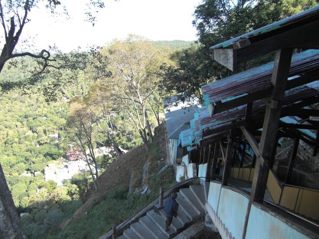 ずっと階段を登っていきます。ここら辺で普通バテるので冷たい飲み物を売る売り子が登場してきます。