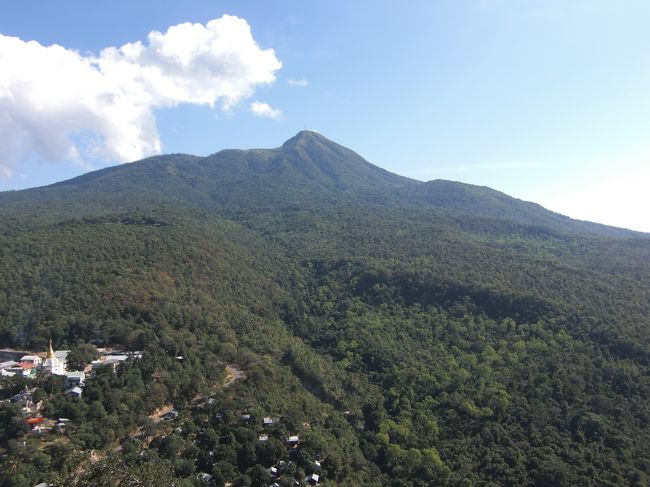 ポッパ山自体は横にそびえています。ここは標高７３７ｍの岩上のタウンカラァというのが正式名称ですが、みんなここをポッパ山と言います。