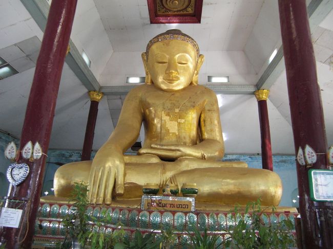 シンビンマハラバマン寺院にある竹で出来た大仏でミャンマーには３体しかないらしい・・・仏像の下から仏像の内側を覗かせてもらいましたが、竹だか何だかよくわかりませんでした。