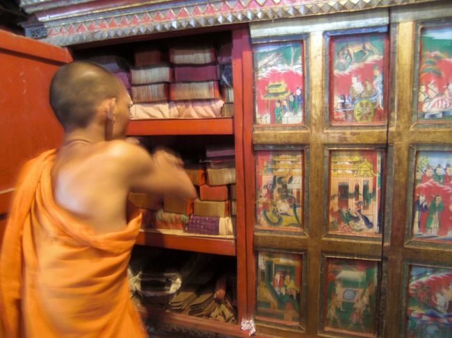 ササナヤウンヂー僧院は経典が保管されているタンスにかかれた布の絵がとても有名です。<br />ここの高僧は親のいない子供を８０人ぐらい養っているとさんざんアピールされてしまったので、５０００チャットお布施しました。<br /><br />