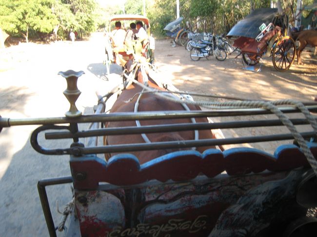 ここは極端に雨量が少なく、　乾燥した大地、　馬車は軽快に、　ホコリをたてながら。