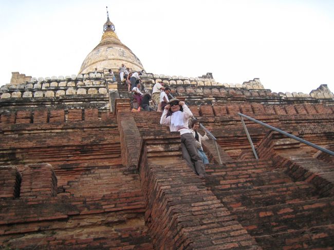 こうして　この日最後のアーナンダ寺院から、夕日を観る事に、　この急な階段を登り、