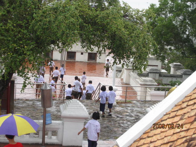 お寺の下の小学生も一生懸命、この様な４字熟語を勉強しているかも知れない。