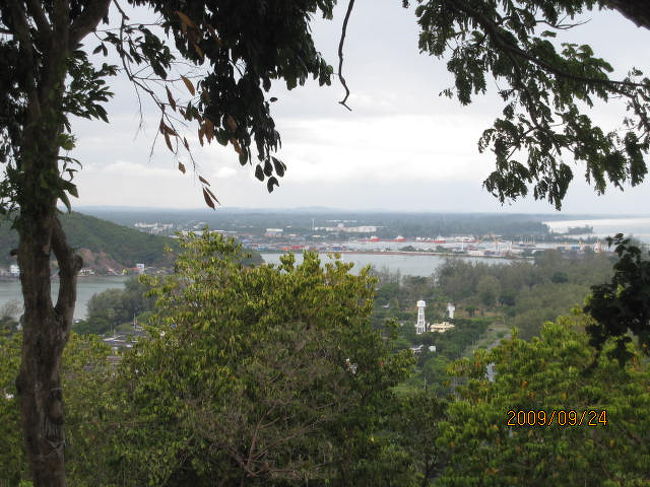 丘の上から見えるソンクラーの街とソンクラー湖。