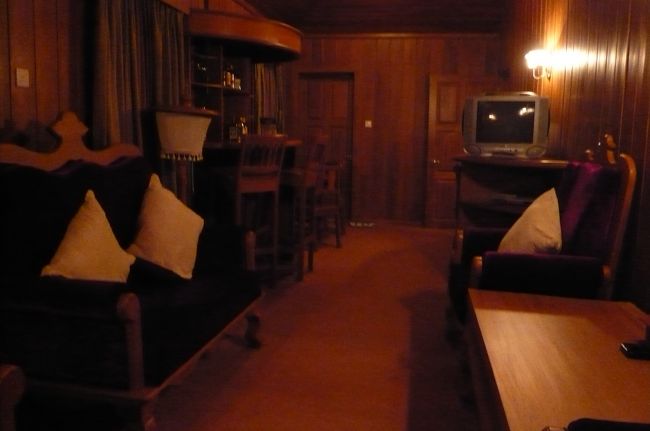 昨夜はお湯が出なくて、お風呂どころではなく、　朝　観光の前　修理を依頼。　しかし帰ってみると、　<br />修理済み　との事でしたが、　お湯どころか、濁った水しか出ない！　ＴＥＬでクレーム。　<br />お湯の出る部屋で、お風呂に入るか?それともルームチェンジ？　　勿論　後者！　　ここタンデホテルの最高級の部屋にしてくれるとか。　間もなく大勢のスタッフが現れ、荷物と共に新しい部屋に。<br />ジャーン！　　１００平方はあろうかと、<br />ドアを開けると、応接セット、　その奥はバーコーナー、　喫茶コーナー、８畳もあろうかと思える、トイレ、洗面室、隣にはまたまた広いバス　トイレ室　大きな　ベッド２、　ライティングデスク、リラックスコーナー、洋服ダンス、更に大きな鏡台。　その上　冷蔵庫の中、すべてフリー！<br />　