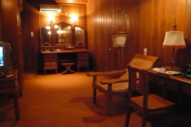 何をするにも、走り回るほどの　部屋。　まどの外の大きなウッドデッキの向こうには緩やかに　流れるイラワジ川　　今夜は最高！