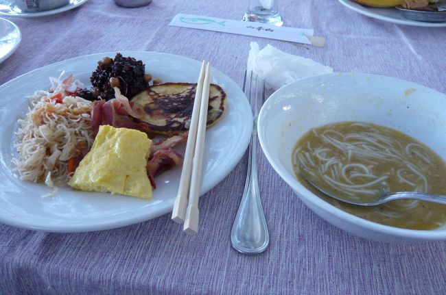 １１月２４日<br /><br />屋外での朝食、　黒いのはスティッキーライス、　これがとっても美味しく、２日続けて。