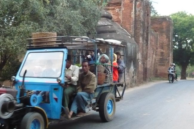 今日も国内線で　マンダレー　へ。　空港の途中で見た通勤の人達。