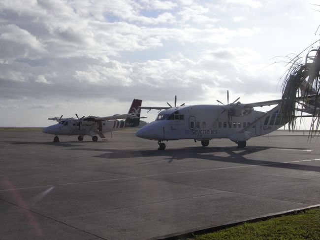 これが国内線の飛行機。というか、小型機。<br />座席は２０席くらいだったかな。<br />日本人は私たちだけでした。<br />というか、セイシェルにいる間、日本人観光客には会いませんでした。