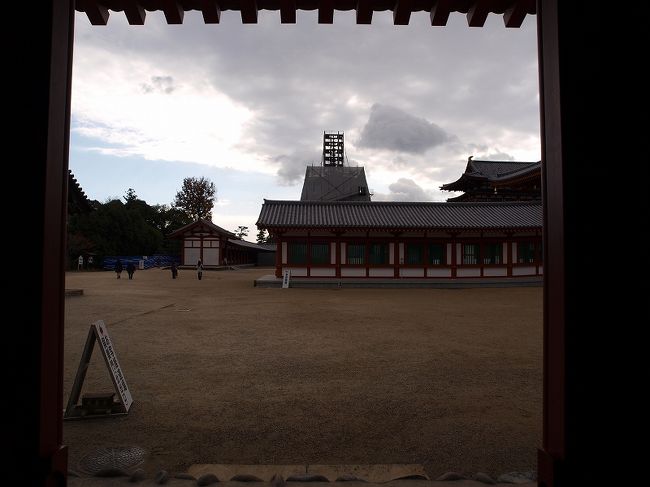 東僧坊から　回廊の先に工事のはじまった「東塔」