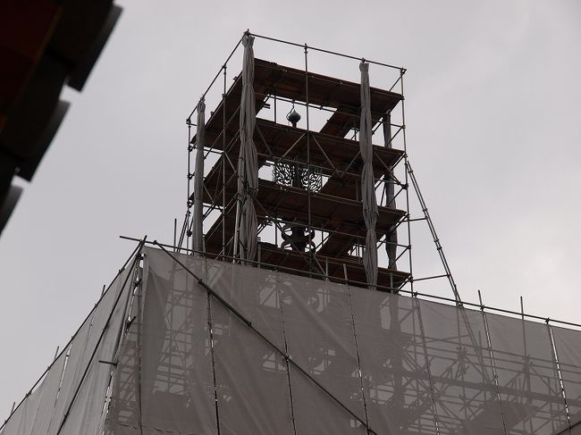 覆いを抜けて水煙の姿<br /><br />　　何度も来た薬師寺さんの<br /><br />東塔の少しの時間見られるこの姿