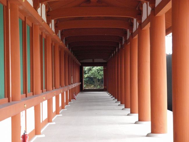 回廊、、<br /><br />材料で積まれていた次代も懐かしい<br /><br />　「これで回廊を作る予定です」<br /><br />　　よその人への説明を横耳で聞く