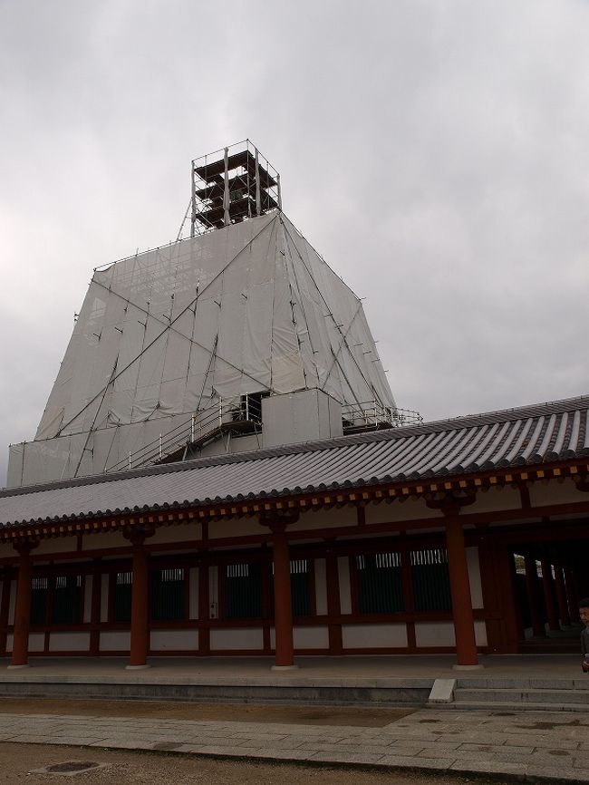 回廊の向こうの聳え立つ<br /><br />　大修理始まる　東塔