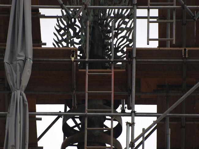 　望遠レンズで　保護される　水煙