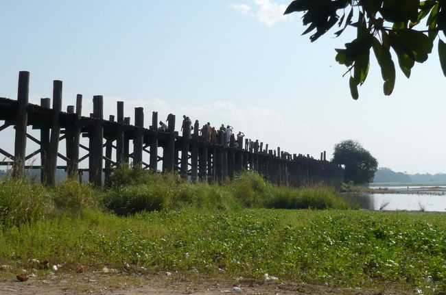 古都アマラプラにある　ウーベイン橋　木造で修復しつつ　今でもちゃんと　使用されています。（１００年以上も）