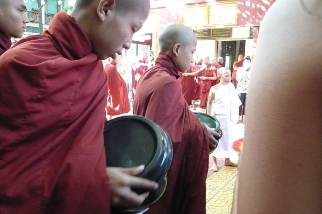 整然と食事が配られます。