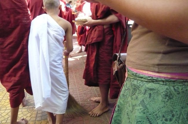 寺子さんと呼ばれる　白い僧衣の幼いお坊さん、　こぼれたご飯を、掃除して。