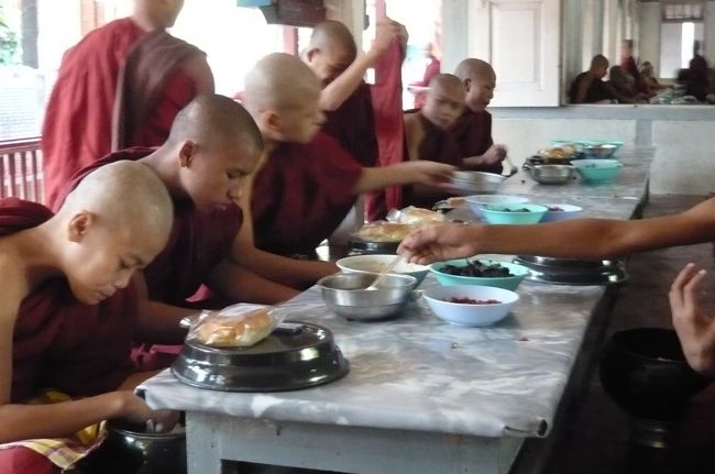 読経の後、　皆さん　黙々と食事、勿論　会話など、一切なし！