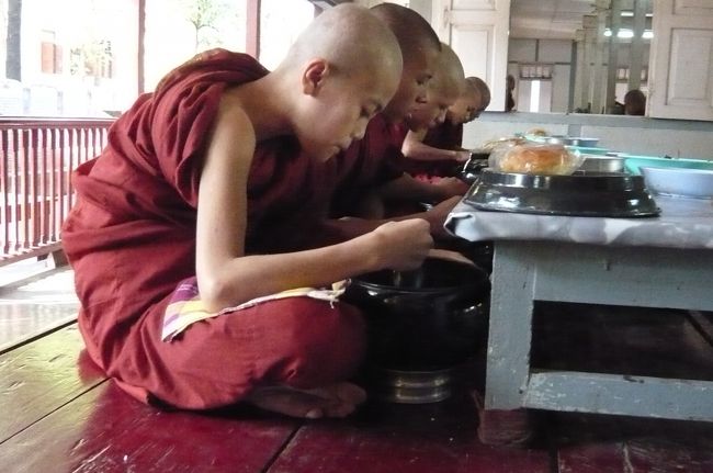 白米が主の食事、　その他　おかずもあり、　この日はパンも付いていました。