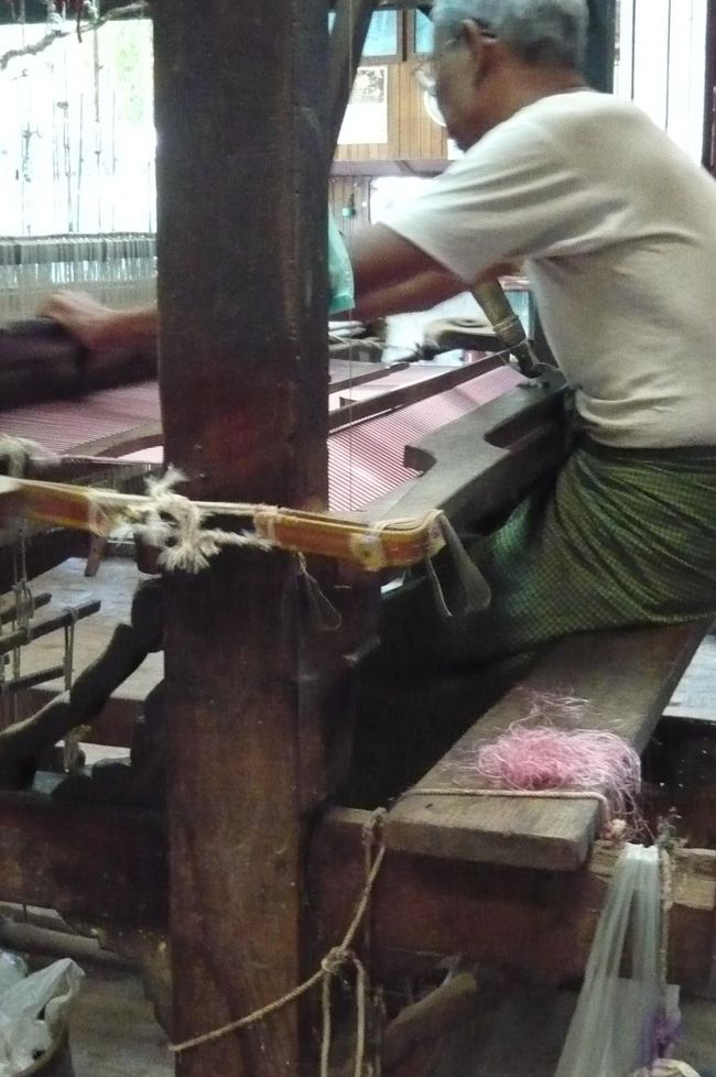 僧院の近くの　はた織りの工房、　日本製の機械でした。　　ここマンダレーは繊維製品をはじめとして、　沢山の工房があるとか。